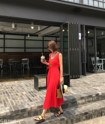 紅色連衣裙配什么鞋子好看？紅色連衣裙搭配鞋子示范