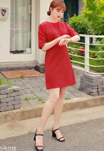 紅色連衣裙配什么鞋子好看？紅色連衣裙搭配鞋子示范