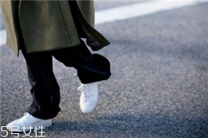 小白鞋有折痕怎么辦？小白鞋上的折痕消除方法
