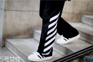 小白鞋有點(diǎn)頂腳怎么辦？小白鞋頂腳的解決方案