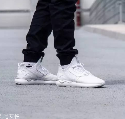 小白鞋上有膠怎么去除？小白鞋上的膠去除方法