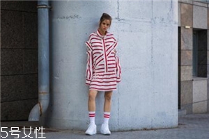 小白鞋沾墨水了怎么辦？小白鞋上的墨水去除方法