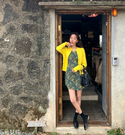 碎花連衣裙配什么外套？碎花連衣裙搭配外套圖片