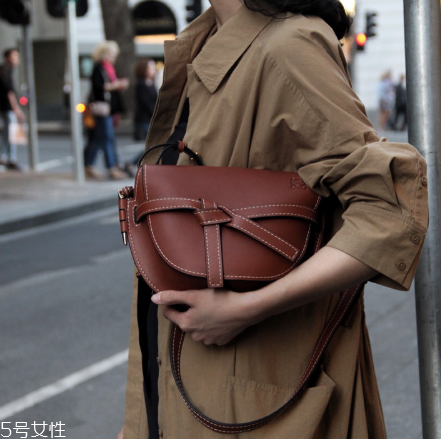 loewe gate bag多少錢？羅意威18新款馬鞍包價(jià)格