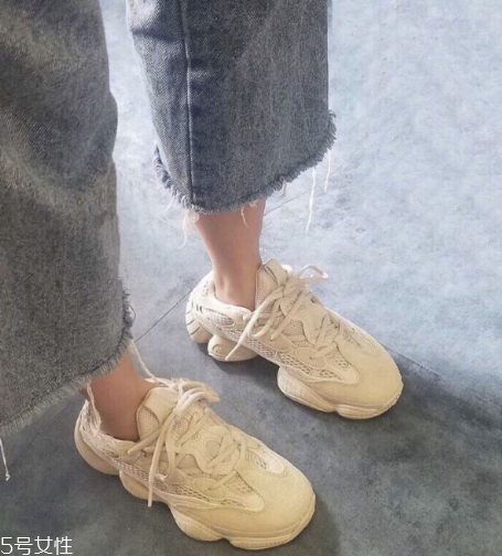 yeezy 500偏碼嗎？yeezy 500鞋碼標(biāo)準(zhǔn)嗎
