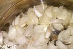 新鮮百合能泡水喝嗎？新鮮百合泡水好嗎？