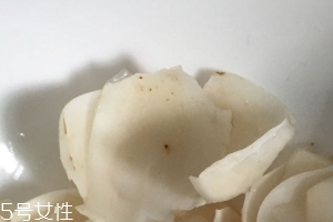 新鮮百合可以燉雞嗎？新鮮百合燉雞好吃嗎？