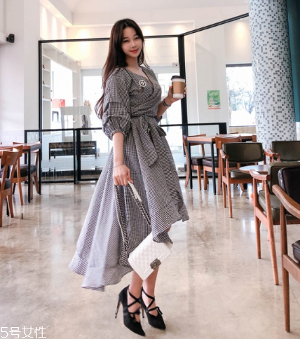 格子連衣裙搭配什么鞋子？格子連衣裙搭配技巧
