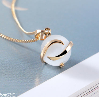 項鏈?zhǔn)屈S金還是鉑金好？項鏈買黃金還是鉑金