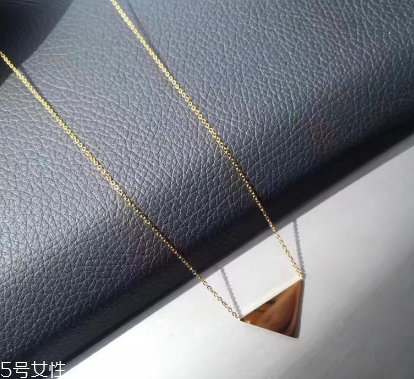 項(xiàng)鏈可以戴著睡覺(jué)嗎？項(xiàng)鏈睡覺(jué)戴好不好