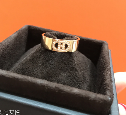 戒指為什么要戴在無名指上？戒指戴在無名指的含義