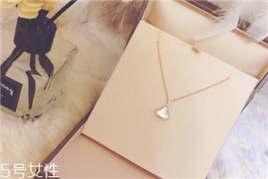 寶格麗扇子項(xiàng)鏈?zhǔn)鞘裁床馁|(zhì)？寶格麗小扇子項(xiàng)鏈材質(zhì)