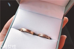 戒指應(yīng)該戴在哪個手上？戒指戴左手還是右手
