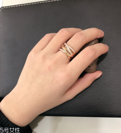 戒指戴小指是什么意思？戒指戴小指代表什么含義