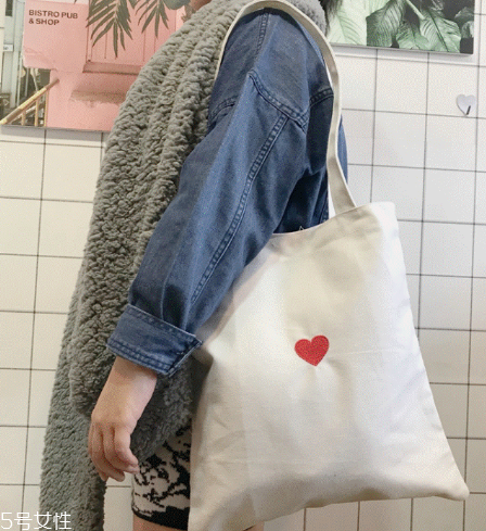 女生背什么包更甜美？適合甜美型女生的包包