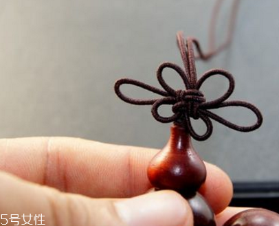 手鏈上的中國結(jié)怎么編？手鏈上的中國結(jié)編法教程