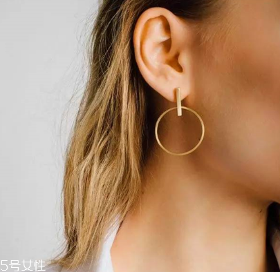耳環(huán)可以戴著睡覺(jué)嗎？耳環(huán)能不能戴著睡覺(jué)