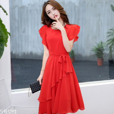 夏天穿什么顏色衣服顯白？夏天最顯白的衣服顏色