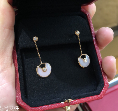 耳環(huán)買黃金還是鉑金？耳環(huán)黃金和鉑金哪個(gè)好