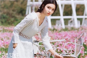 小白裙怎么搭配？小白裙搭配技巧