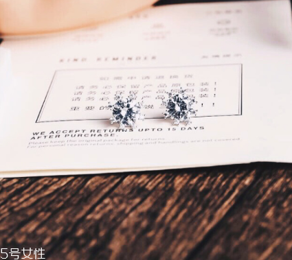 耳釘對(duì)耳唇有什么危害？耳釘對(duì)耳朵有哪些害處？