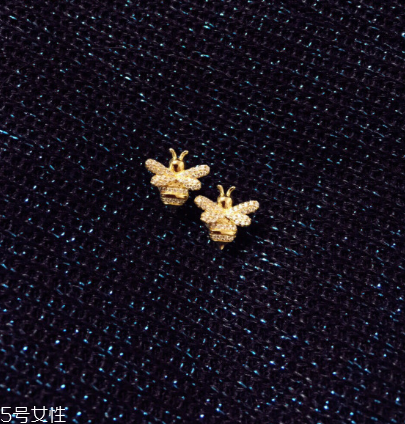 耳釘有血跡怎么清洗？耳釘上的血跡用什么洗？