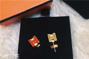 耳釘上有綠東西是什么？耳釘變綠了怎么清洗？