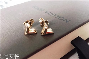 耳釘穿不過去怎么辦？耳釘卡在中間怎么處理？