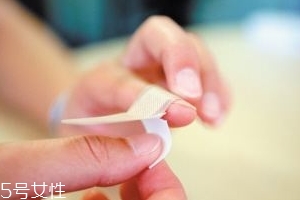創(chuàng)可貼可以貼痘痘嗎？創(chuàng)可貼貼痘痘好嗎？