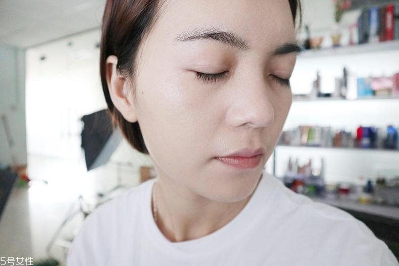 日常煙熏妝怎么畫(huà)比較好 用3個(gè)彩妝打造的煙熏妝教程