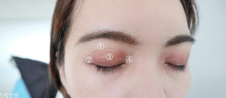 日常煙熏妝怎么畫(huà)比較好 用3個(gè)彩妝打造的煙熏妝教程