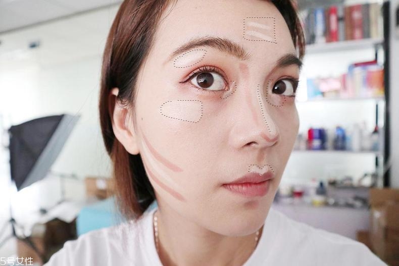 日常煙熏妝怎么畫(huà)比較好 用3個(gè)彩妝打造的煙熏妝教程