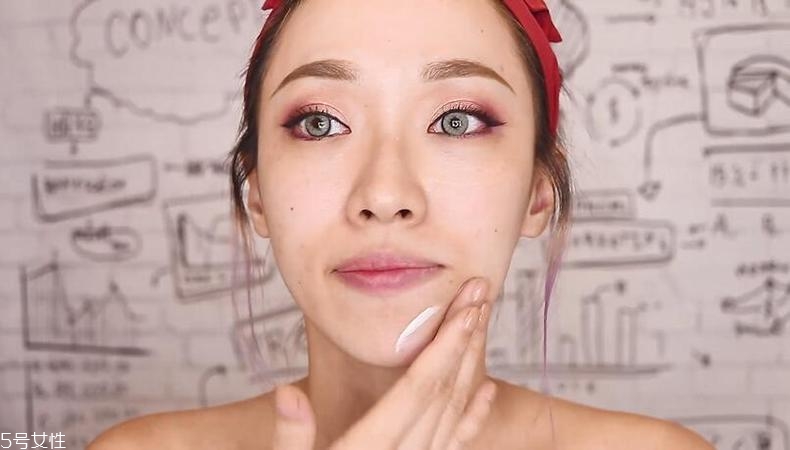眼線(xiàn)怎么畫(huà)自然又簡(jiǎn)單 適合新手的保姆級(jí)眼線(xiàn)教程