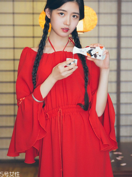 大紅色連衣裙怎么搭配？大紅色連衣裙搭配技巧