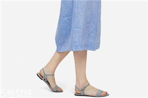 腳寬的人適合穿什么涼鞋？腳胖穿什么涼鞋好看？