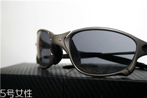 oakley是奢侈品牌嗎？歐克利屬于奢侈品嗎？