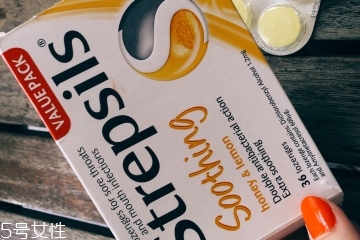 strepsils是什么藥？strepsils治什么?。?></p><h3>使用心得</h3><p>奧克蘭的冬天多雨潮濕陰冷，不小心就中招了。喉嚨痛、扁桃腺發(fā)炎了。作孽啊 喝口水都痛，約家庭醫(yī)生 好吧 2周以后 我不知道還活著不，還好當(dāng)?shù)厝送扑]了
strepsils的蜂蜜潤喉糖 這款有消炎殺菌效果 好吃的蜂蜜糖 沒有任何藥物 比西瓜霜霜含片好吃一百倍，好神奇 吃了兩天喉嚨不痛了 太贊了
要知道我在國內(nèi)沒有抗生素是壓不下去的 現(xiàn)在還會隨身帶 吃了火鍋呀 辣的東西 我都會來一顆，每次一粒就可以了 一天別超過4粒 這貨還有止咳
治理咽喉炎等作用。老公也讓我回國帶些回去 他自己一直吸煙，有慢性咽炎 也可以送他們的兄弟，當(dāng)然還有老爸也要。</p><p style=