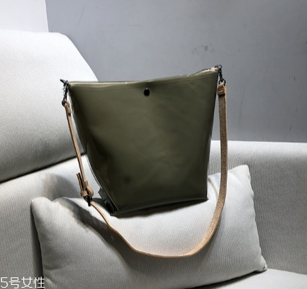 穿裙子背什么包包好看？穿裙子適合背什么包？