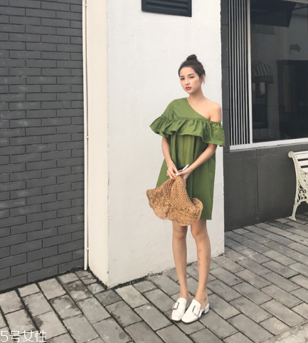 綠色連衣裙怎么搭配？綠色連衣裙搭配圖片