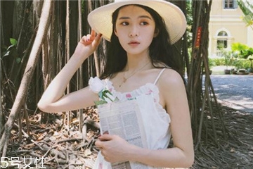 吊帶連衣裙怎么穿好看？夏季吊帶連衣裙搭配圖片
