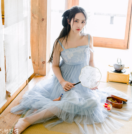 吊帶連衣裙怎么穿好看？夏季吊帶連衣裙搭配圖片