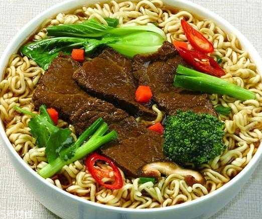 方便面加牛奶好吃嗎？牛奶方便面是黑暗料理嗎？
