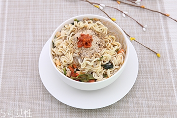 方便面和米飯哪個(gè)熱量高？方便面和米飯哪個(gè)更容易長(zhǎng)胖？