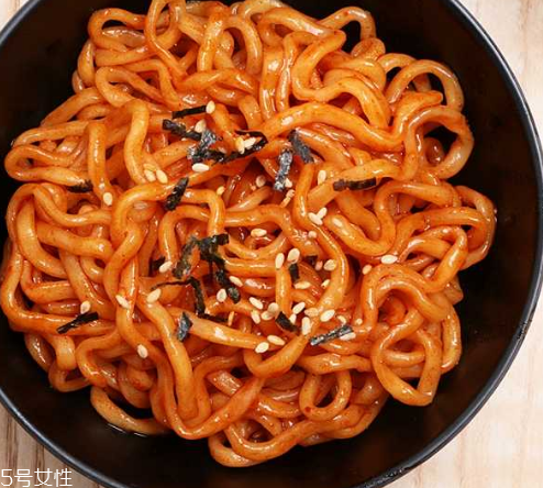 方便面沒(méi)泡熟可以吃嗎？半生不熟的泡面可以吃嗎？