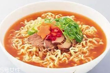 方便面沒(méi)泡熟可以吃嗎？半生不熟的泡面可以吃嗎？