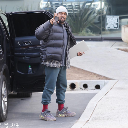 yeezy 700 mauve什么時候發(fā)售？椰子700灰紫色發(fā)售時間