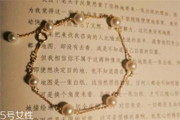 珍珠手鏈戴哪只手好？珍珠手鏈一般戴哪只手？
