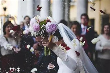 婚紗上面的機(jī)油怎么洗？婚紗沾上機(jī)油用什么洗？