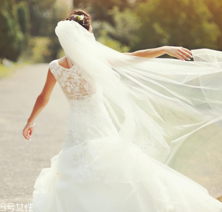 高定婚紗價格一般多少？婚紗高定要多少錢？