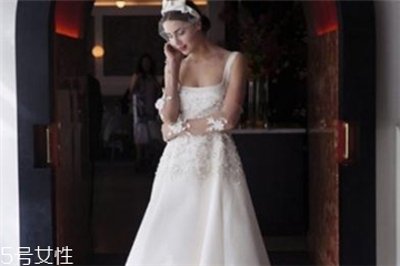 婚紗里面穿什么內(nèi)衣？婚紗里面怎么穿內(nèi)衣？